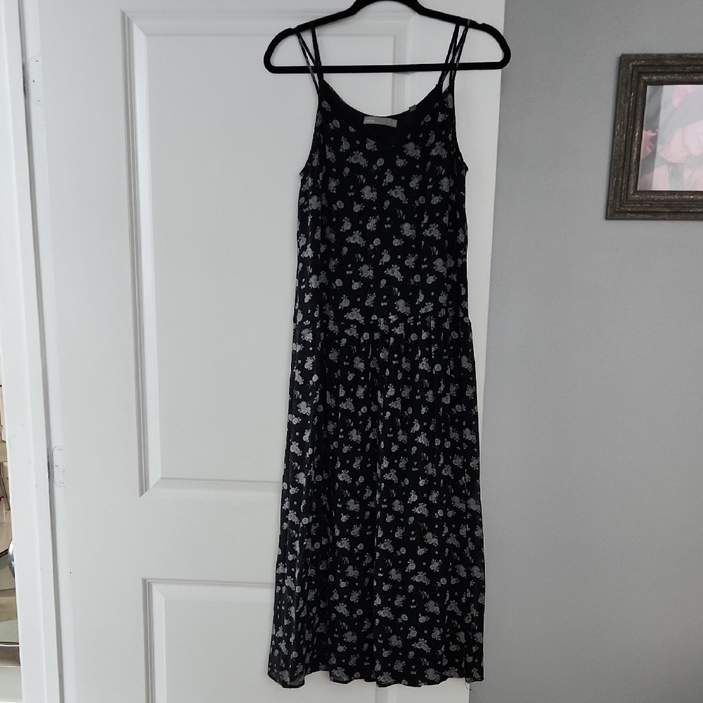 Vince, Size M, 100% Silk, lining 100% Silk Floral Midi Dress